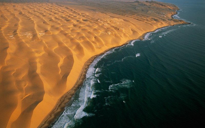Пустыня Намиб и океан