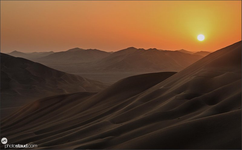 Заграждения песка пустыне Кызылкум