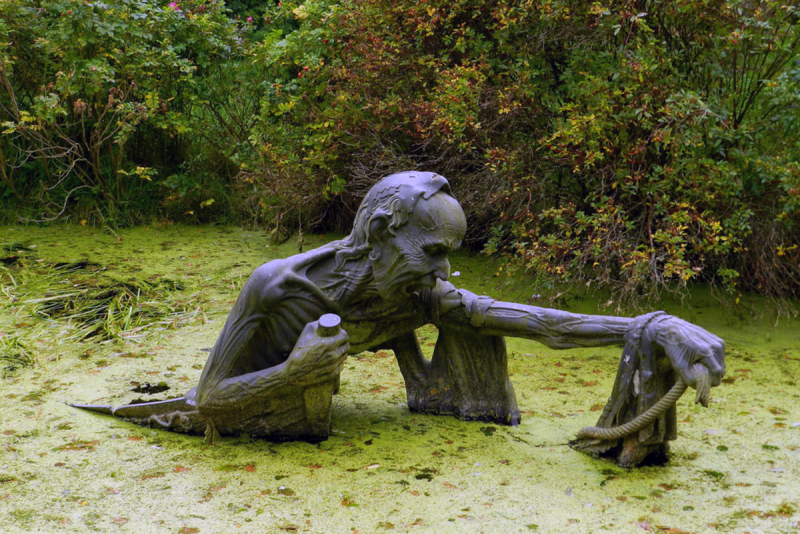 Скульптура на болоте в Ирландии
