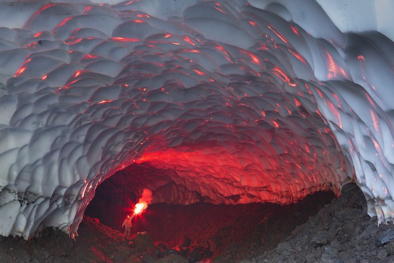 Ледяные пещеры Мутновского вулкана