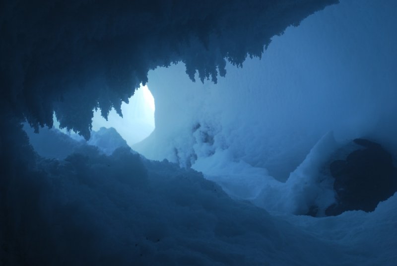 Пещера в снегу арт