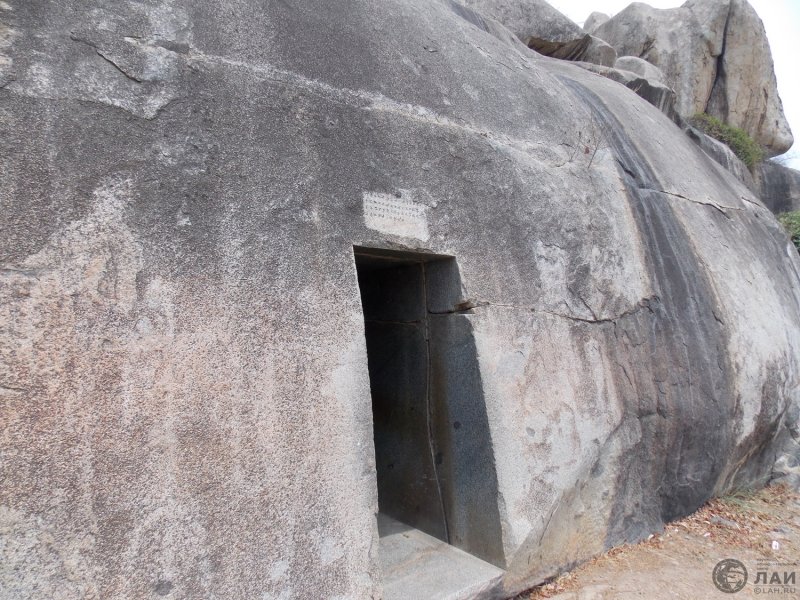 Пещеры Барабар в Индии в монолитной скале