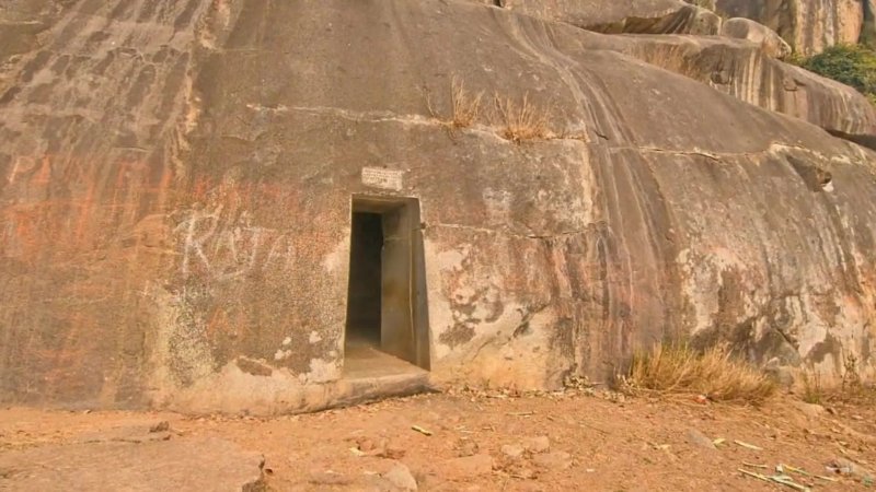 Пещера Ломас Риши Индия