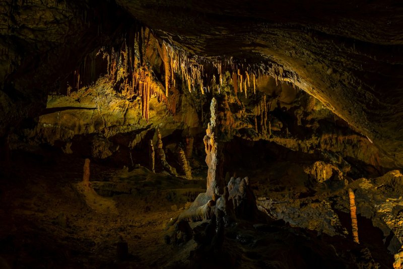 Пещера скальный Выступ