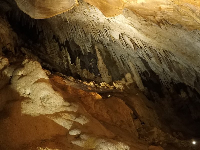 Прыжок карстовая пещера