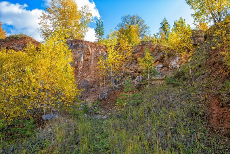 Фото осень вокруг озера скалы поросшие лесом