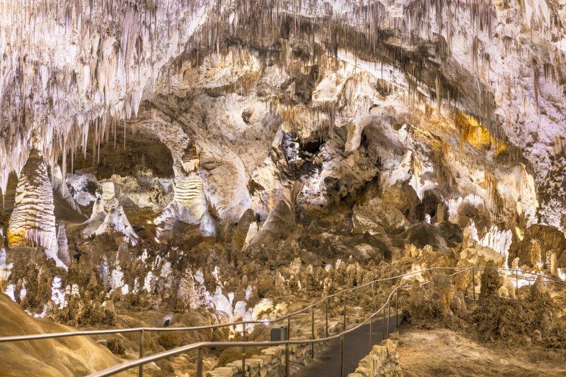 Картинки Луч света в пещере сталактиты