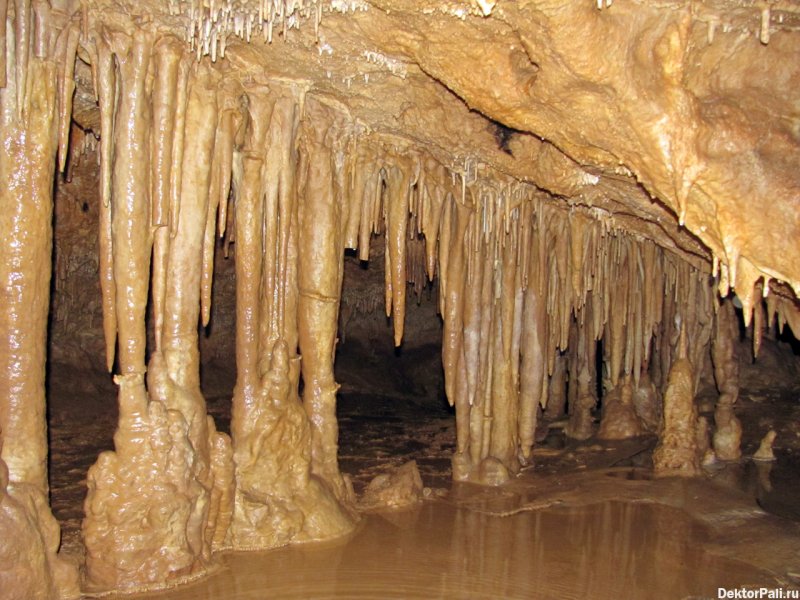 Пещера в Адыгее со сталактитами