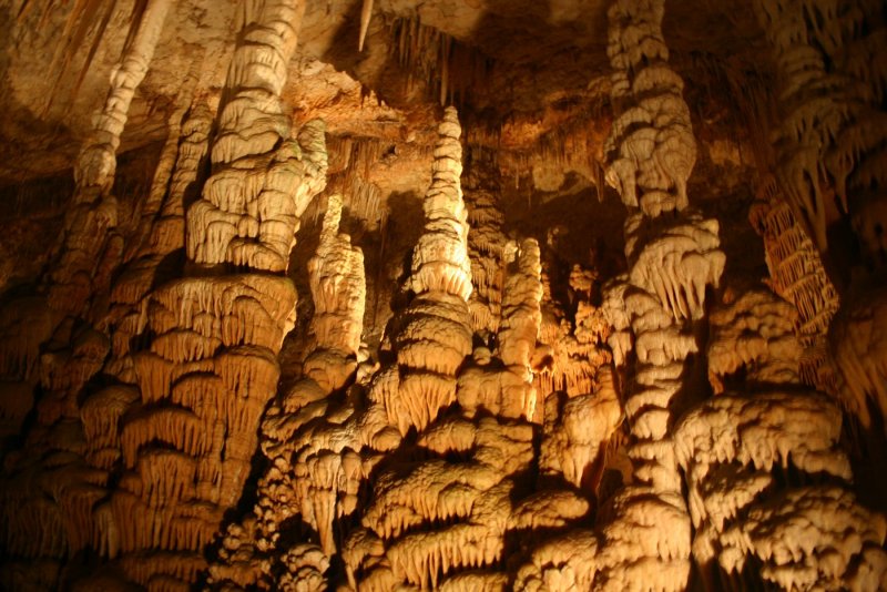 Пещера со сталактитами