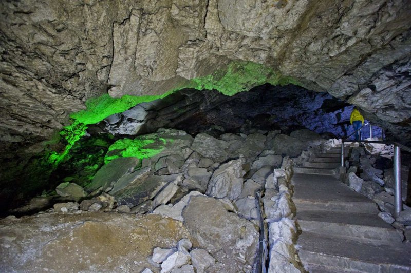 Вокруг пещера