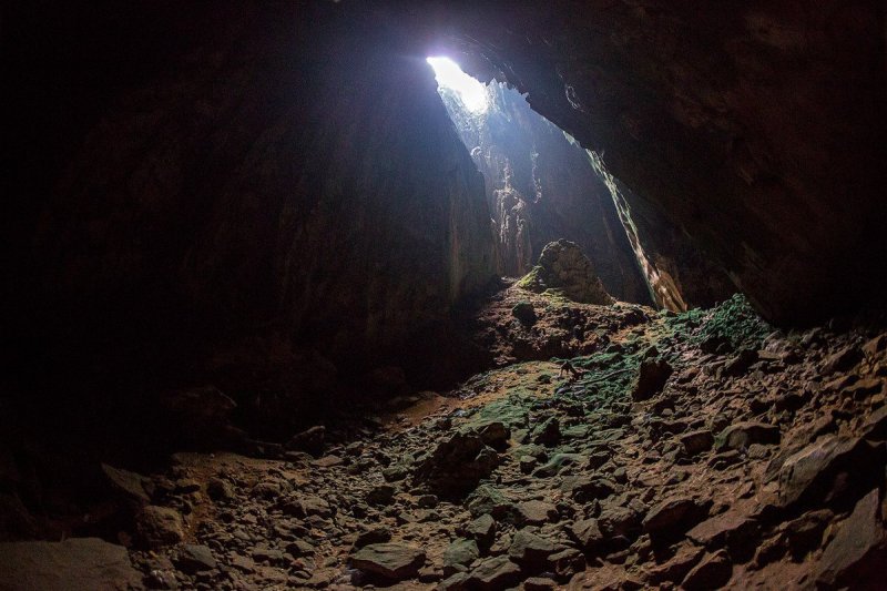 Пещера темно