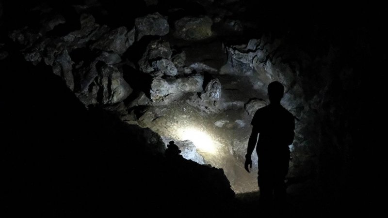 Человек в темной пещере