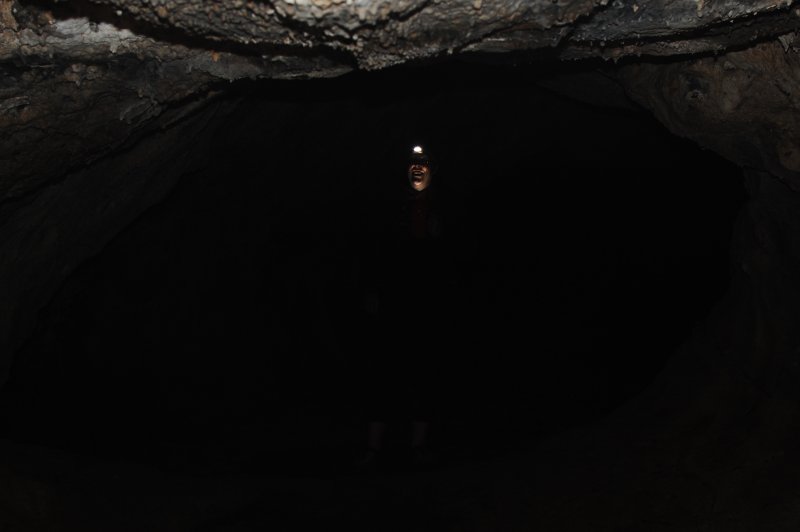 Тёмная пещера внутри