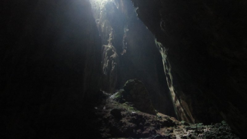 Тёмная пещера внутри