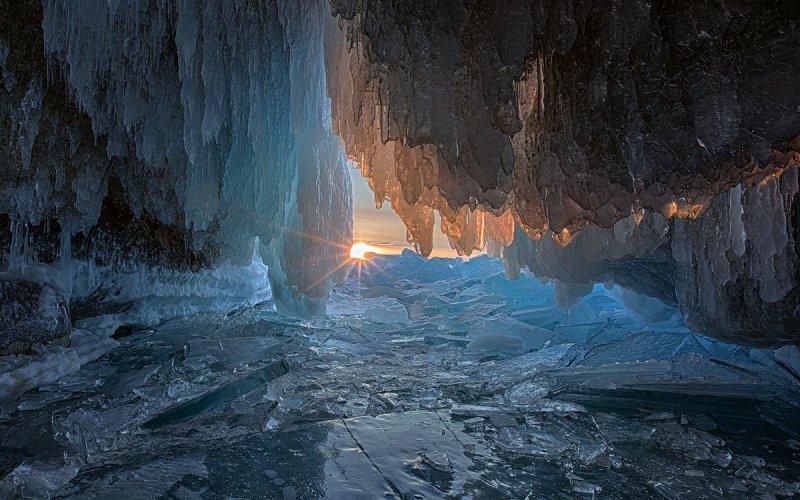 Ледяные пещеры Байкала