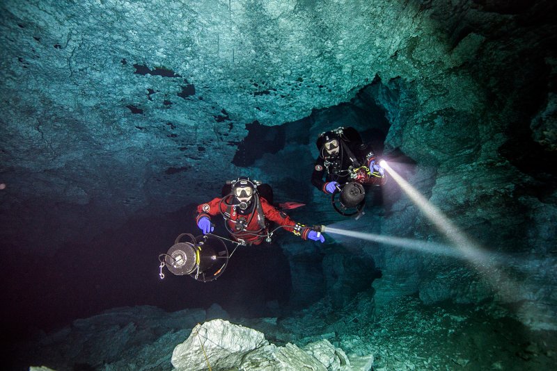 Ординская подводная пещера снаружи