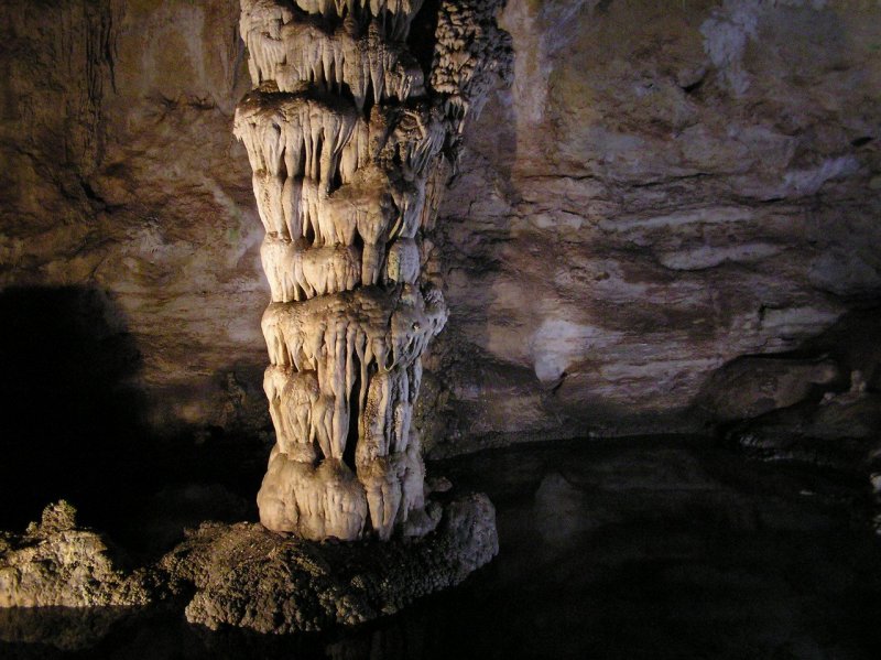 Пещера в Америке красивая