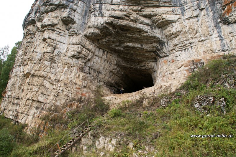 Пещера с дырой в потолке