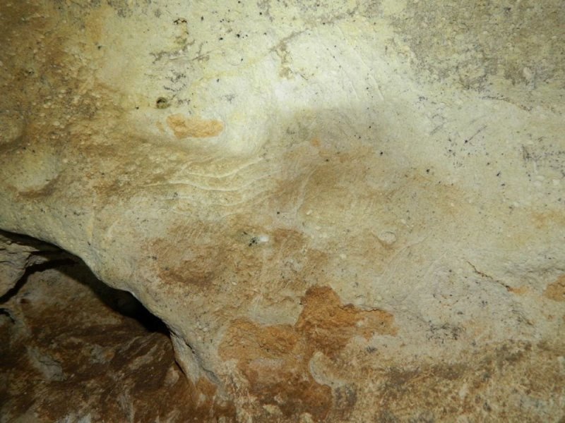 Машина упала в пещеру в Крыму