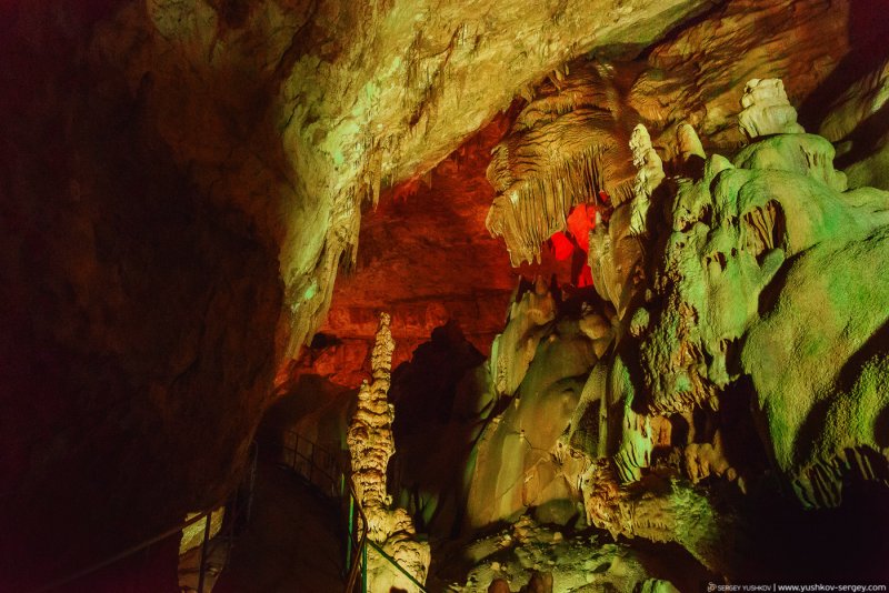 Новоафонская пещера в Абхазии сталагмиты