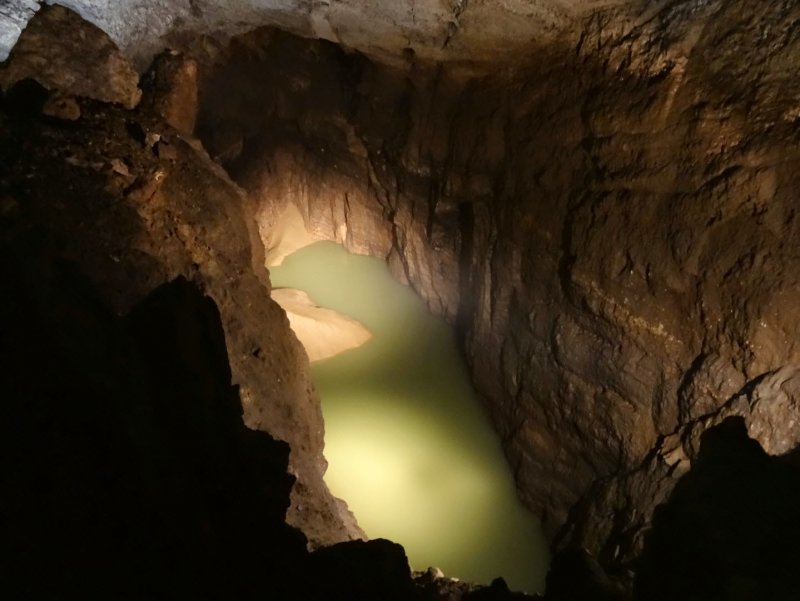Новоафонская пещера в Абхазии сталагмиты