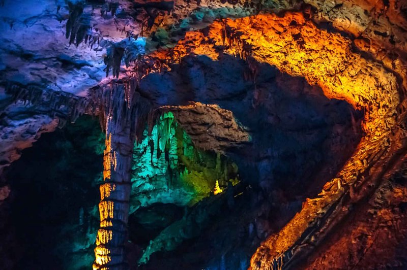 Лаго Наки пещеры