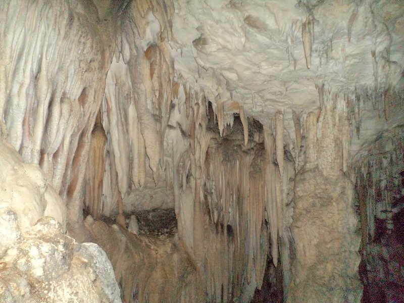 Лаго Наки пещера со сталактитами