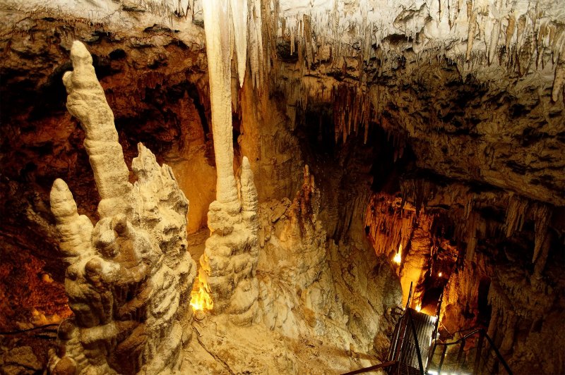 Сталактит и сталагмит пещеры большая Азишская