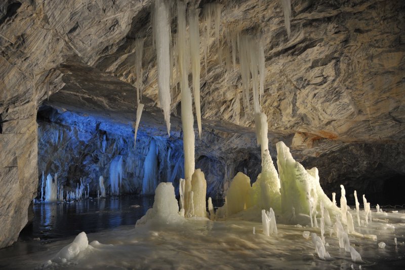 Карстовая пещера со сталактитами и сталагмитами Израиль