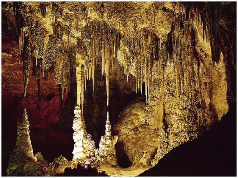 Новоафонская пещера сталагмиты