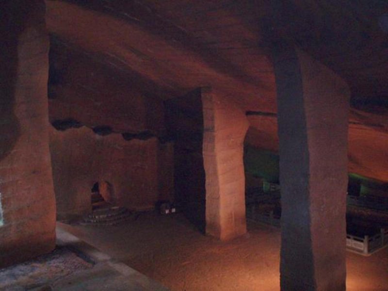 На потолке пещеры найдены гигантские следы