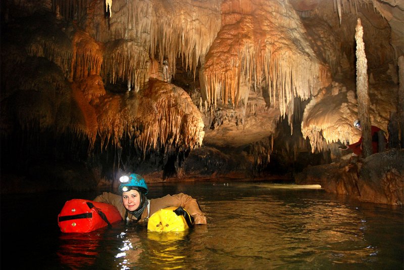 Перевальное Крым красные пещеры