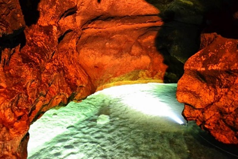 Красная пещера в Крыму