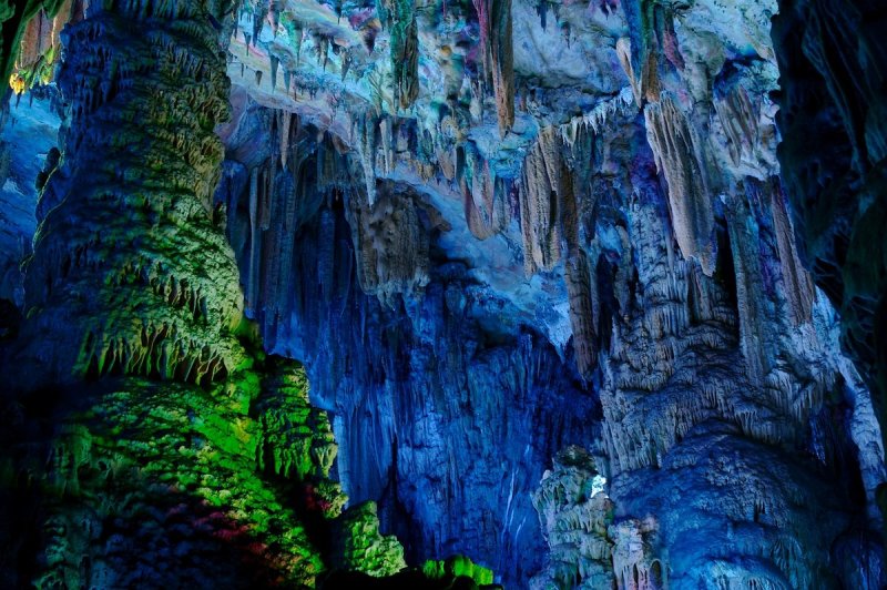 Грот пещеры темный