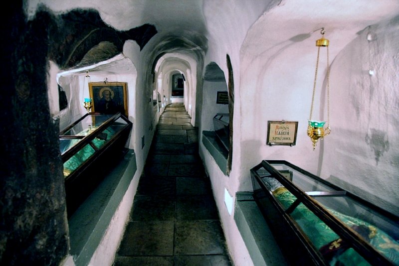 Псково-Печерский-монастырь гробы
