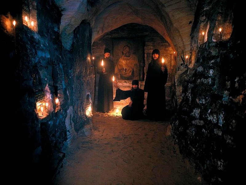 Псково Печерский монастырь . Пещеры со святыми