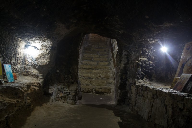 Псково Печерский монастырь пещеры гробы