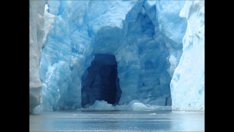 Антарктида ледники Ледяная пещера