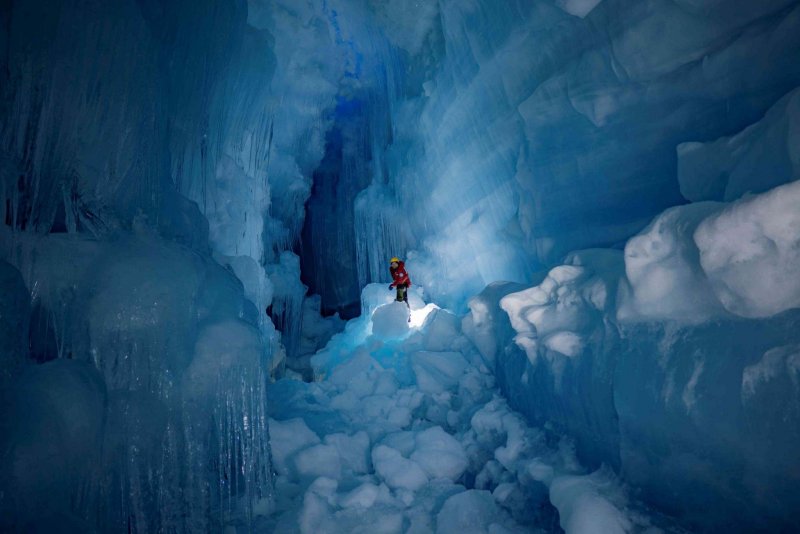 Ледяные пещеры в Антарктиде