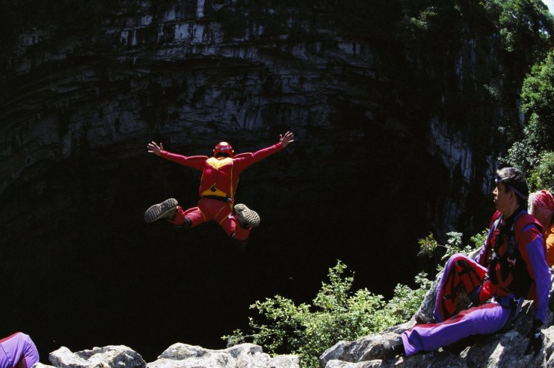 Фильм про прыжок с парашютом в пещеру ласточек