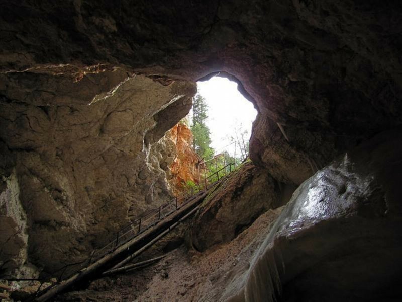 Карстовая пещера Голубинский провал