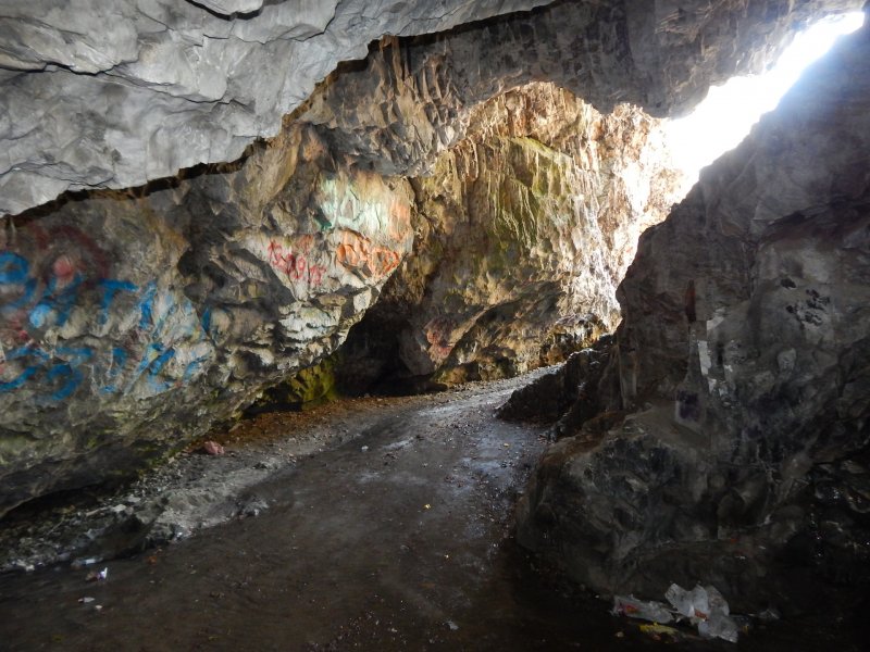 Пещера из камней