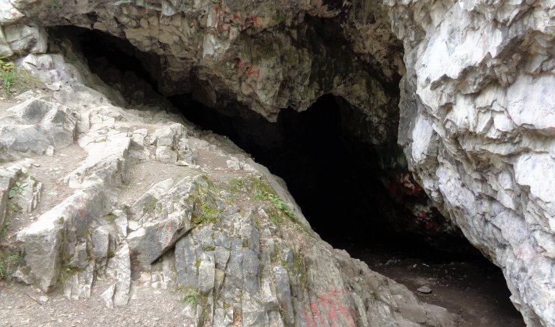 Пещера из камней