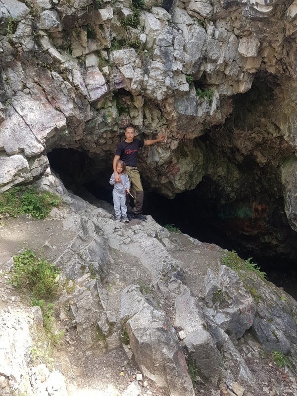 Сугомакская пещера на скале барельеф Ленина