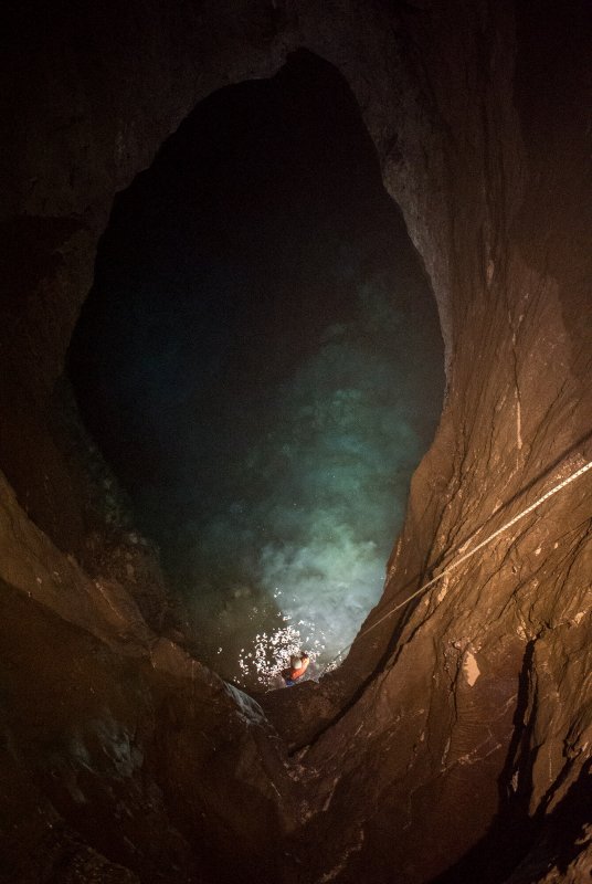В пещере с фонариком
