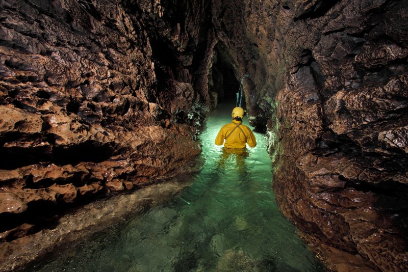 Донного сифона глубочайшей точки самой глубокой пещеры в мире