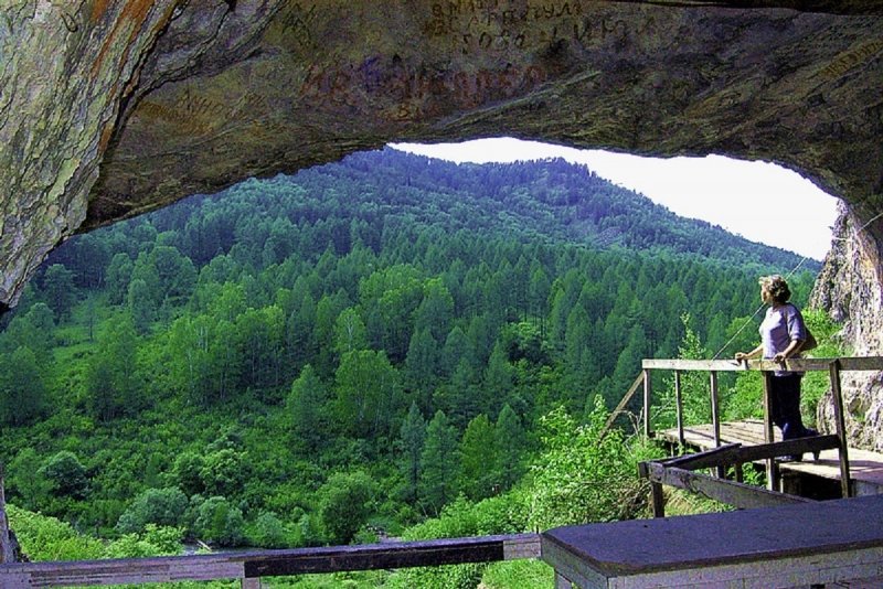 Раскопки Денисовой пещеры на Алтае