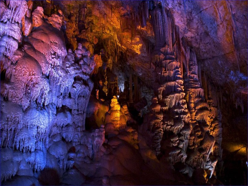 Карстовые пещеры сталактиты
