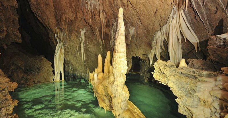 Карстовая пещера во Франции