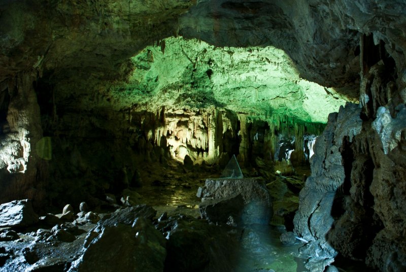 Лаго Наки пещера со сталактитами